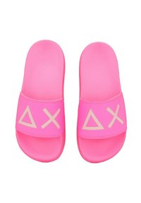 Infradito in plastica rosa con una fascia larga decorata con disegni triangolari e incrociati in un colore chiaro a contrasto. Suola liscia e piatta.