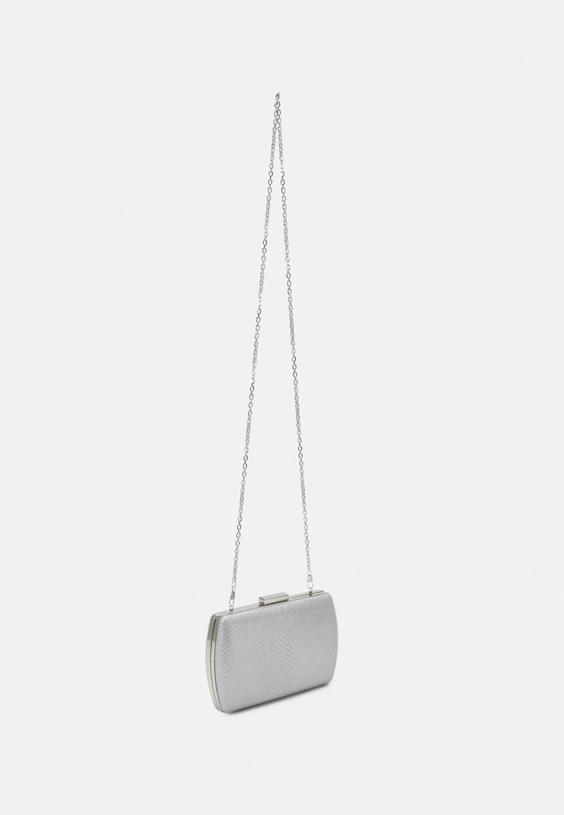 Pochette rectangulaire texturée en argent avec une fine bandoulière en chaîne, suspendue sur fond blanc.