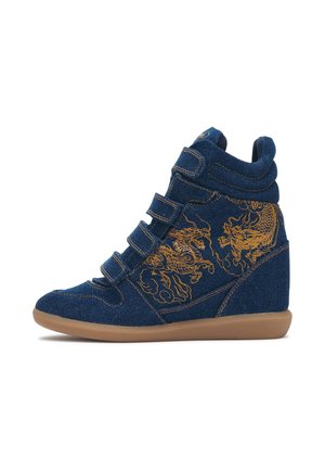 High-top sleehak sneaker in donkerblauwe denim met drie klittenbandriemen en gouden draak borduurwerk aan de zijkant, bruine rubberen zool.