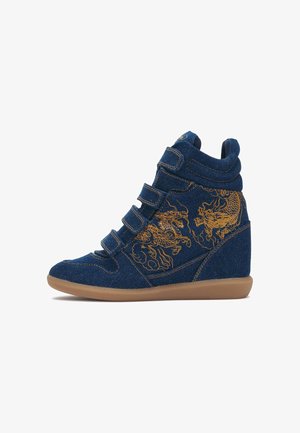 High-Top Keilsneaker aus dunkelblauem Denim mit drei Klettverschlüssen und goldener Drachenstickerei an der Seite, braune Gummisohle.