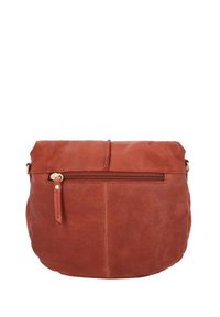 Brūna ādas soma ar apaļu formu, kas aprīkota ar priekšēju rāvējslēdzēja kabatu un smalkām šuvju detaļām. Gluda tekstūra ar minimāliem akcentiem.