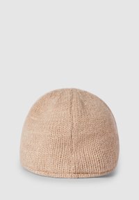 Berretto lavorato a maglia in morbida lana beige chiaro, con una parte superiore arrotondata e un design senza cuciture, caratterizzato da una trama a costine lungo il bordo.