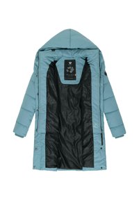 Jasnoniebieska kurtka puchowa z kapturem, posiadająca czarne podszewkę, zapięcia z przodu oraz dekoracyjną metkę w okolicy dekoltu.
