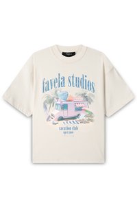Kremkrāsas kokvilnas t-krekls ar brīvu piegriezumu. Iespējo krāsainu grafiku ar saldēto našķu furgonu, palmu kokiem un uzrakstu "favela studios."