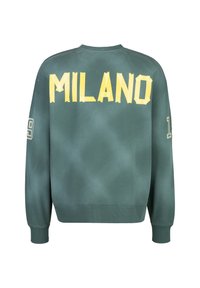 Grüne Sweatshirt mit einem Batik-Effekt. Auf der Rückseite mit 'MILANO' in gelben Buchstaben und grafischen Details an den Ärmeln. Klassischer Rundhalsausschnitt.