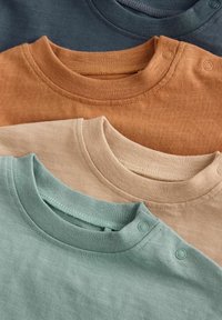 Tre t-shirt in morbido cotone: blu scuro, cammello e verde chiaro. Presentano colli a giro con cuciture e bottoni a pressione sulle spalle.