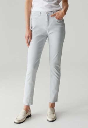 Pantaloni slim-fit grigio chiaro con una texture liscia, dotati di chiusura a bottone e cerniera, tasche frontali e rifiniture pulite.