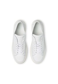 Sneaker bianchi in pelle con una texture liscia, caratterizzati da una chiusura con lacci, dettagli perforati sui lati e una suola bianca leggermente elevata.