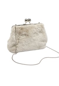 Kremowa torebka kopertówka z sztucznego futra z metalową srebrną ramą i zapięciem, wyposażona w odpinany łańcuszek na ramię, co pozwala na różne sposoby noszenia.