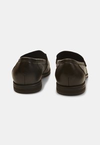 Schwarze Lederschuhe mit glatter Oberfläche, runder Form und niedrigem Absatz. Das Design zeichnet sich durch minimalistische Nähte und einen Schlupfstil aus.