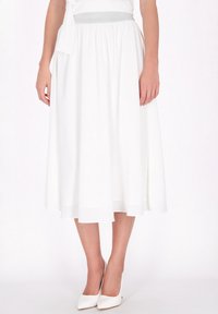 Witte, knielange rok van lichtgewicht materiaal met een zilveren tailleband. De rok heeft een volledige silhouet met een gladde textuur.