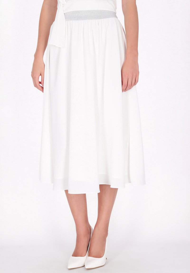 Witte, knielange rok van lichtgewicht materiaal met een zilveren tailleband. De rok heeft een volledige silhouet met een gladde textuur.