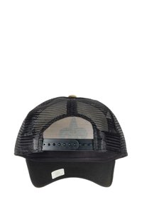 Schwarze Netz-Cap mit einem festen schwarzen Schirm und verstellbarem Strapback-Verschluss. Sie verfügt über ein kleines Logokennzeichen auf der Unterseite des Schirms.