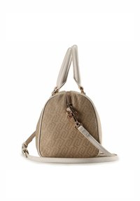 Beige handtas met patroon en afgeronde vorm, glad leren accenten, dubbele handgrepen en een afneembare schouderriem. Details van goudkleurig metaalkleurig beslag.