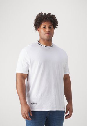Hvid bomuld t-shirt med kortærmer, rund hals og sort tekst på kraven, der står "Forny din energi." Forsiden har en lille logo-detail.