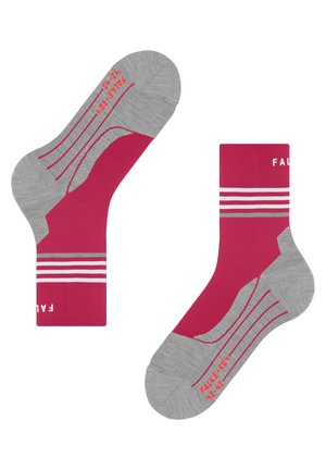 Rote und graue Socken mit grauem Zeh und Ferse, versehen mit weißen Streifen und dem Text „FAKE RUN“. Baumwollmischung mit glatter Textur. Größe 42-43.