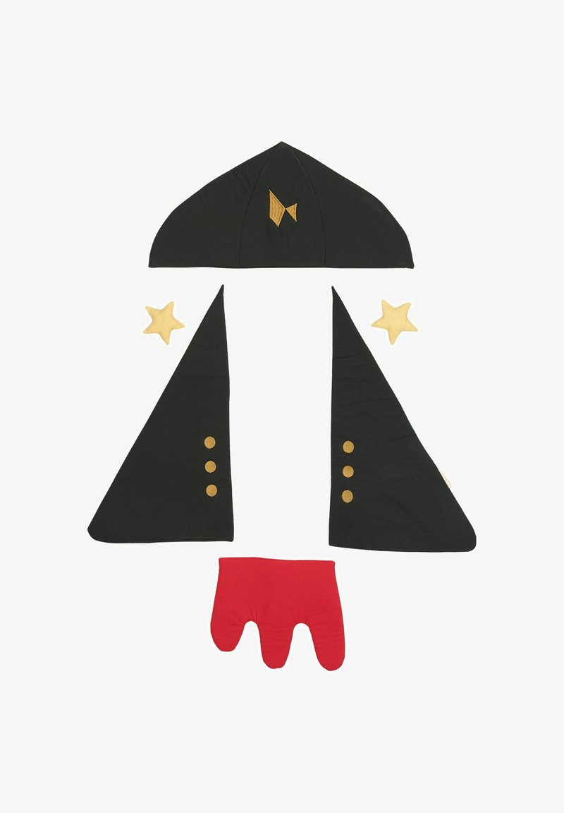 Kostiumo rinkinį sudaro juoda skrybėlė su žuvies detalė, dvi juodos trikampės apsiaustai su auksiniais mygtukais, raudona pirštinė ir dvi geltonos žvaigždės aksesuarai.