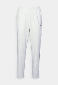 Weiße Nike Sporthosen aus leichtem Material, mit einem elastischen Bund, zwei Seitentaschen und einem kleinen schwarzen Logo auf der linken Seite.