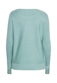 Maglione verde acqua con maniche lunghe, texture a coste e scollatura ampia. Presenta righe verticali su tutto il tessuto e polsini a coste.