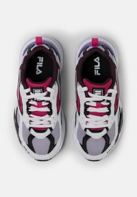 Baskets de sport blanches avec des accents violets, roses et noirs. Tige en mesh avec col rembourré, design à lacets et semelle en caoutchouc. Logo Fila sur la languette.
