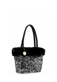 Sort shoppertaske med imiteret pelskant, der har en glitrende sølvglimmeroverflade, to flettede håndtag og en cirkulær mærkat fastgjort til siden.