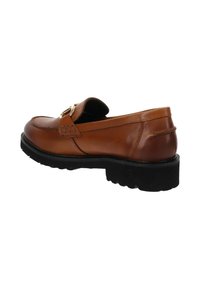 Mocassino in pelle marrone con accentuazione dorata, punta arrotondata e suola in gomma nera testurizzata. Design elegante con profilo basso e dettagli di cuciture laterali.