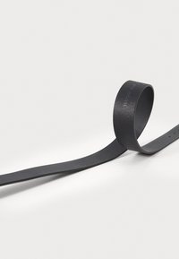 Curea din piele neagră cu o textură netedă, având un design cu bucle și o curea lungă cu găuri pentru ajustare. Stil simplu și modern.