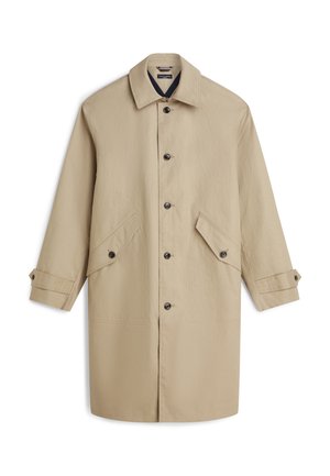 Trench-coat beige simple boutonnage avec col, quatre boutons noirs, deux poches à rabat inclinées avec boutons et poignets boutonnés ajustables.