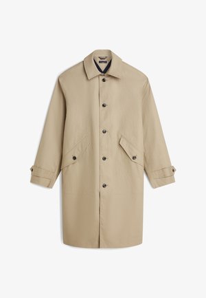 Trench-coat beige simple boutonnage avec col, quatre boutons noirs, deux poches à rabat inclinées avec boutons et poignets boutonnés ajustables.
