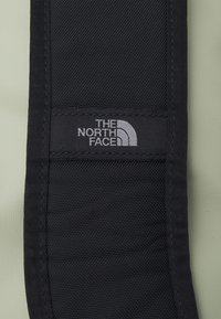 The North Face BASE CAMP DUFFEL - M - Saco de viagem - tea green/black