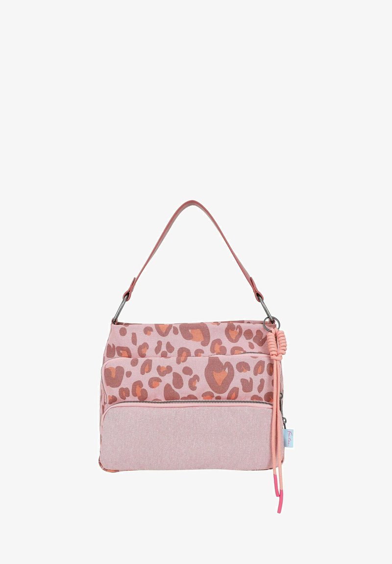 Sac à épaule rose à imprimé léopard avec poche zippée à l'avant et pampille tressée décorative sur fond blanc.