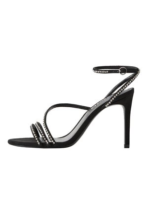 Czarne sandały na wysokim obcasie z odkrytymi palcami, z trzema wąskimi paskami ozdobionymi małymi cyrkoniami oraz smukłym paskiem na kostkę.