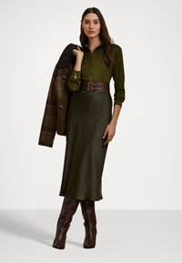 Lauren Ralph Lauren CLASSIC FIT SATIN CHARMEUSE SHIRT - Bluza z gumbi - botanic green