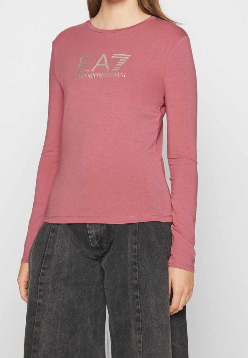 Långärmad rosa skjorta i mjukt tyg med en silverfärgad EA7-logotyp på bröstet, rund halsringning och figurnära silhuett.