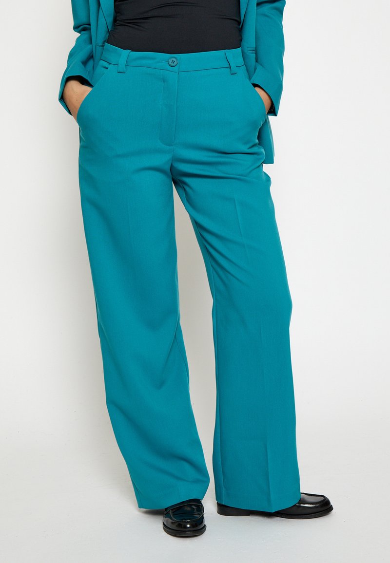 Tyrkysové kalhoty s širokými nohavicemi vyrobené z hladké látky, s knoflíkovým zapínáním, poutky na opasek a bočními kapsami pro lepší funkčnost.