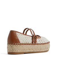 Espadrille aus braunem Leder und gewebtem weißem Stoff mit einer geflochtenen Jutsohle. Verfügt über zwei verstellbare Riemen und ein rundes Zehendesign.