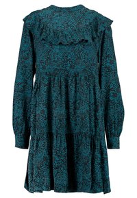 Tyrkysové šaty s dlouhým rukávem a černým abstraktním vzorem, s řaseným průkrčníkem, vrstvenou sukní a knoflíkovými manžetami.