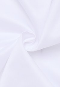 Weißer Stoff mit glatter, matter Oberfläche, der dezente diagonale Rippungen und einen leicht schimmernden Effekt aufweist, angeordnet in einer verdrehten Spiralform.