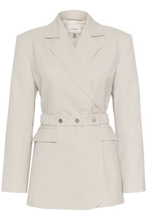 Blazer beige avec une coupe ajustée, design à un bouton, manches longues, taille ceinturée, et deux poches avant. Tissu lisse avec une texture subtile.