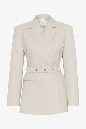 Beige zakó, testre szabott fazonban, egysoros gombolású kivitel, hosszú ujjakkal, övvel ellátott derékkal és két elülső zsebbel. Sima anyag, finom textúrával.