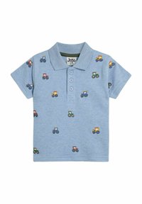 Polo-shirt i lyseblå bomuld med korte ærmer, prydet med farverige traktormønstre over det hele og en tre-knaps placket ved halsen.