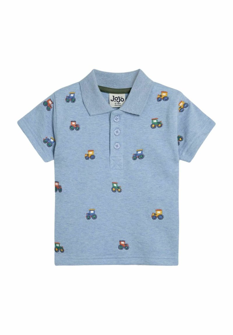 Polo-shirt i lyseblå bomuld med korte ærmer, prydet med farverige traktormønstre over det hele og en tre-knaps placket ved halsen.