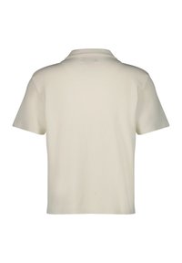 Korte mouwen, geribbelde poloshirt in off-white. Beschikt over een klassieke kraag en een gladde textuur, met een rechte snit en minimale afwerking.