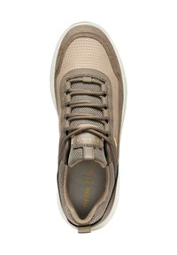 Sneaker marrone con materiali in rete e suede, design con lacci, superficie testurizzata e una suola in gomma bianca. Presenta dettagli dorati e branding.