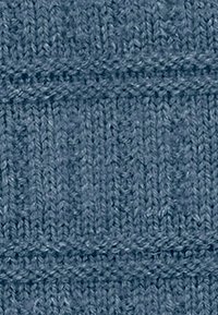 Tessuto a maglia blu strutturato con motivi a coste verticali e orizzontali, realizzato in filo morbido con una leggera lucentezza.