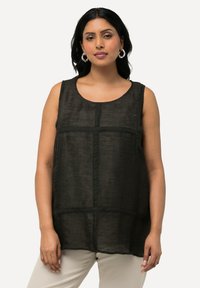 Top negro sin mangas con un cuello redondo. Hecho de un tejido ligero y texturizado que presenta costuras horizontales y verticales.