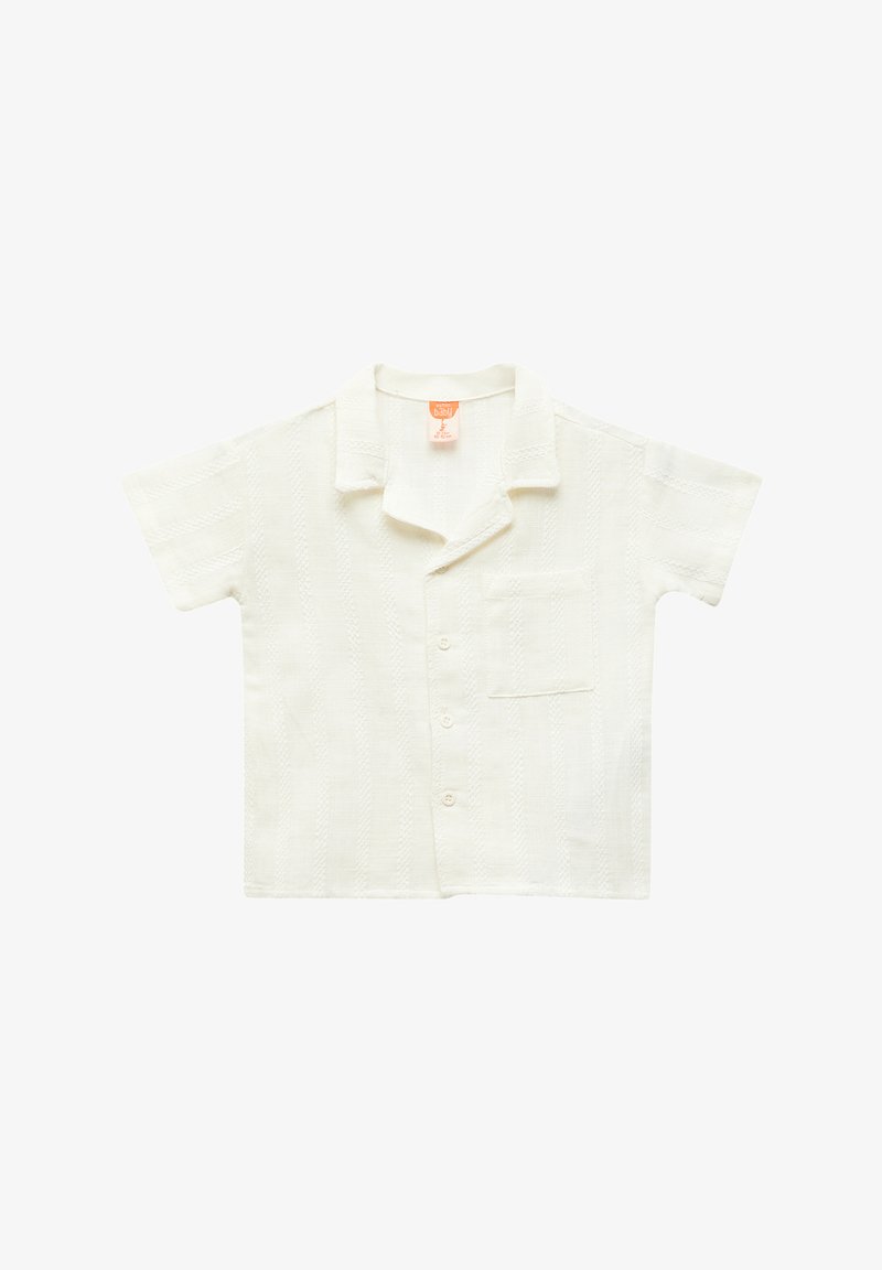 Camisa blanca de manga corta hecha de tela texturizada, con un bolsillo, cuello suave y cierre de botones; con sutiles rayas verticales.