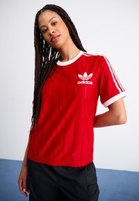 adidas Originals ADICOLOR 3-STRIPES PINSTRIPE - Camiseta estampada - better scarlet