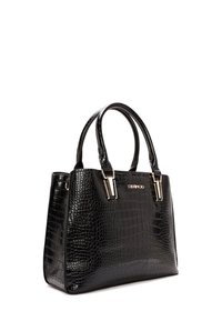 Sac à main noir en cuir embossé crocodile avec deux poignées, quincaillerie en métal poli et une forme rectangulaire structurée. Présente un détail de logo.