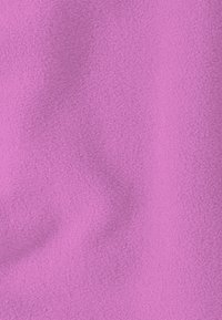 Gestructureerde stof in een levendige magentakleur; zacht, pluizig oppervlak met een uniforme uitstraling.